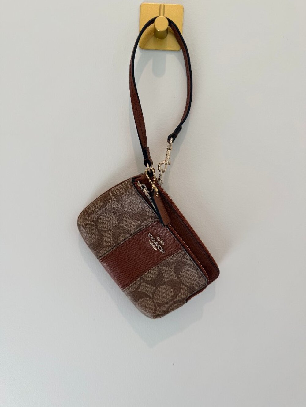 COACH Authentic Corner Zip Wristlet in Signature Canvas with Stripe – Tan/Brown